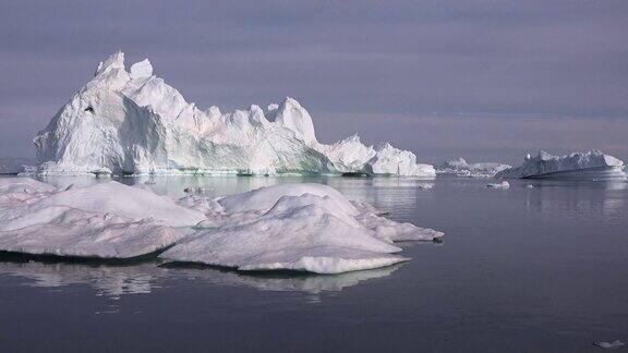 全球变暖冰川和漂流的冰山
