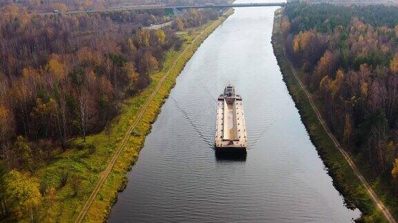 鸟瞰图:河上的驳船秋景旖旎河川运河近林
