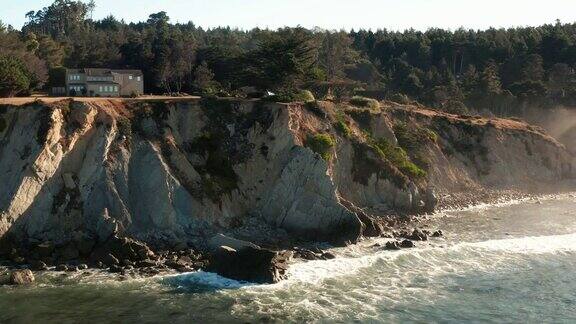无人机拍摄的加州北部海岸线和悬崖边的房屋
