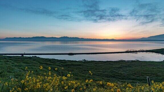 中国新疆日出时分的塞拉姆湖