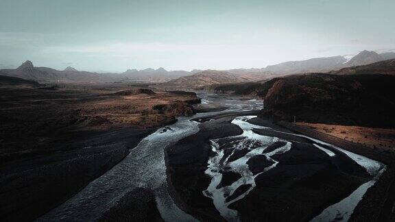 空中托尔山谷飞越冰川河流流经黑色火山冲积平原山脉thorsmörk冰岛景观
