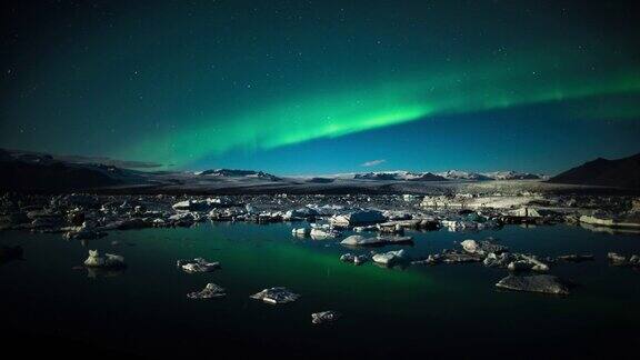 冰岛Jokulsarlon冰川泻湖上空的北极光-时间流逝