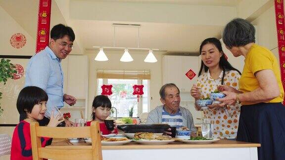 中国几代同堂吃新年食物