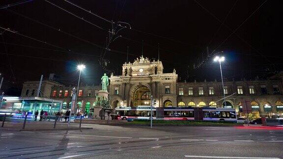 瑞士夜间照明苏黎世中央火车站交通广场前全景4k时间推移
