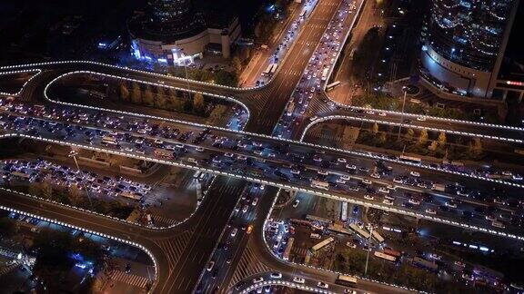 天桥和城市交通在夜间北京中国