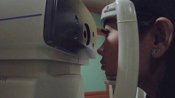 眼科医生在手术后检查病人的眼睛