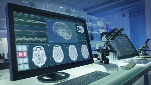 科学实验室CAT在电脑屏幕上扫描
