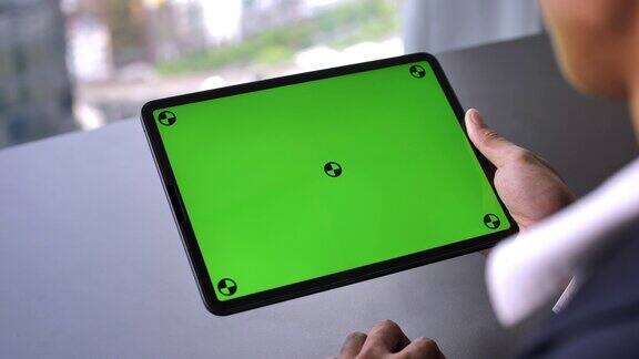 商人使用的数字平板电脑绿色屏幕水平