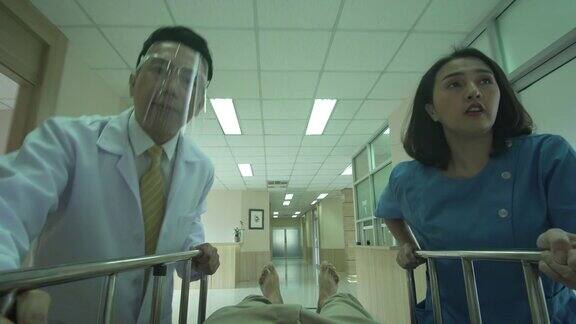 医生和护士在担架上催促病人通过走廊