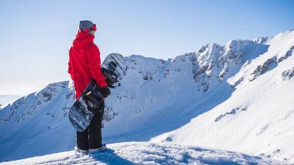 在山顶上滑雪在阳光明媚的日子里欣赏冬天的风景并准备去滑雪