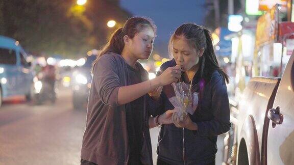 亚洲朋友喜欢在夜市喂烤鱿鱼泰国的街头食品
