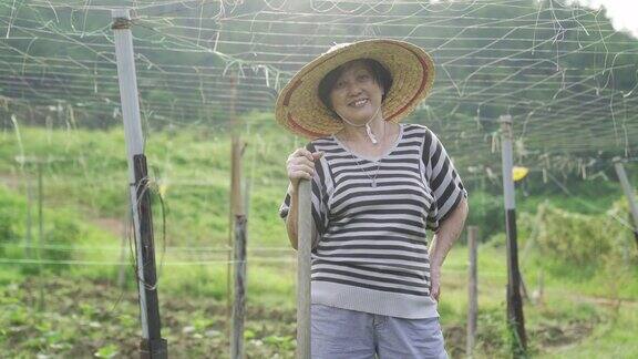 一位在农场工作的亚洲华人老年人在她的后院度过了他们的退休时光