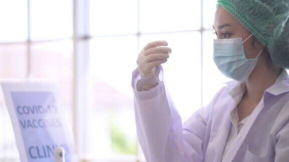 女护士医务人员密切配合准备注射疫苗女医生戴口罩保护污染防止病毒医疗保健行业的工人生活