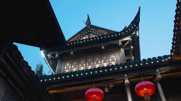 中国城市的古老街道著名的旅游目的地有许多传统商店典型的亚洲建筑屋顶上挂着灯笼中国四川省成都市Kuanzhai