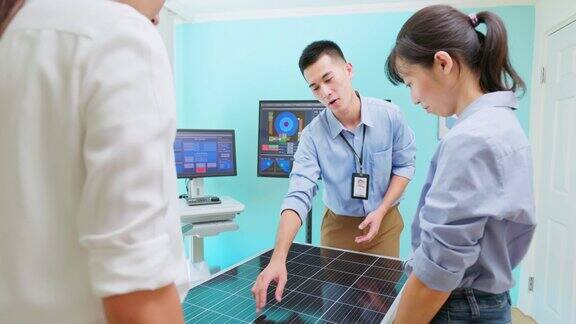 亚洲工程师与太阳能电池板