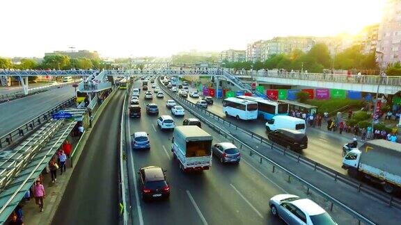 土耳其伊斯坦布尔2016年7月25日:伊斯坦布尔Merter的城市交通状况