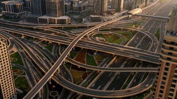 迪拜城市街道或道路上挤满了汽车和地铁