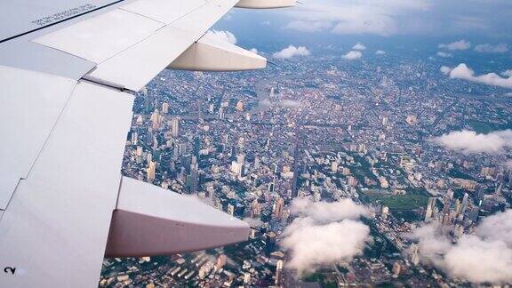 飞机机翼穿过云层和曼谷城