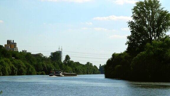 法兰克福的缅因河和一艘船
