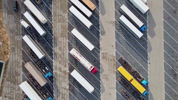 俯视图停车场与停放的卡车