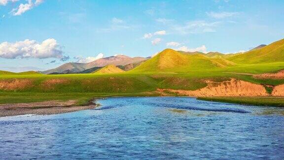 新疆流动的河流和山景