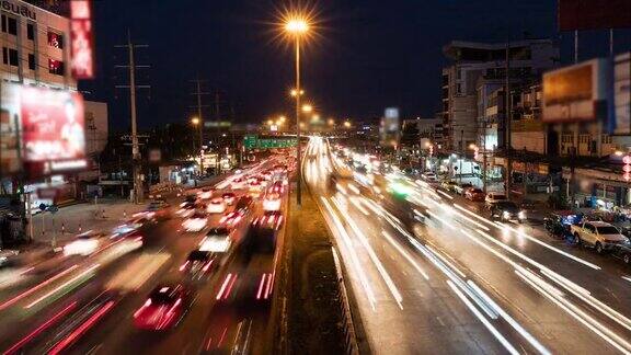 时间流逝从白天到黑夜泰国曼谷路上晚上的交通堵塞在交通高峰时间有许多汽车