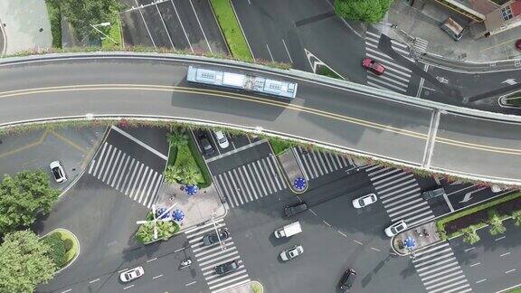 鸟瞰道路上的电动公交车