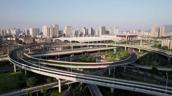 在阳光明媚的日子里从高角度看到城市里壮观的三维高架道路