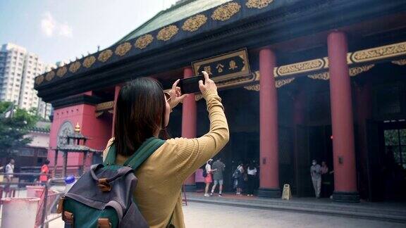 女游客在香港古庙拍照