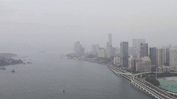 雾霾天气下的海滨城市航拍图