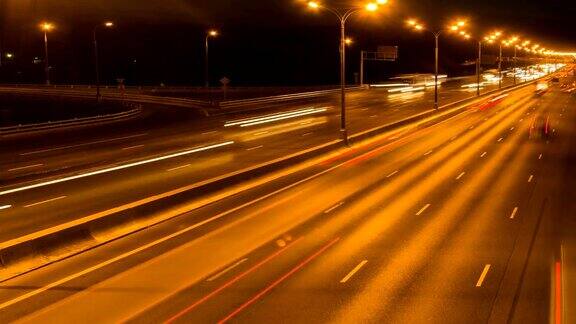 高速公路上夜间交通的延时视频