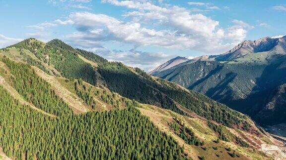 空中拍摄的新疆山地景观