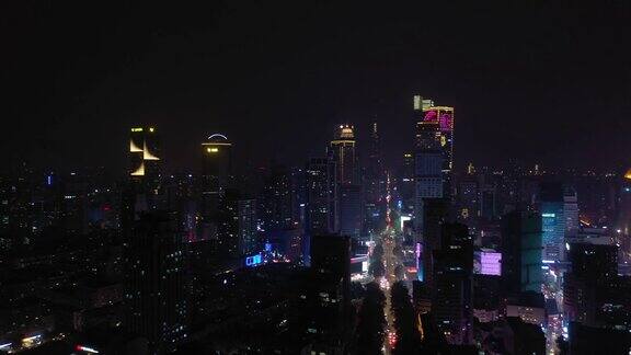 飞行飞越南京市市中心市中心夜间灯火通明交通街道航拍全景4k中国