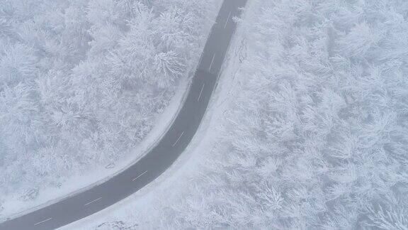 鸟瞰图的乡村道路在冬天