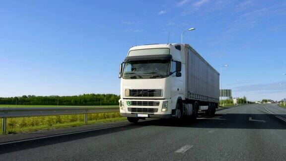 大型白色半挂车与货物拖车移动在工业区空旷的道路与阳光照耀的背景