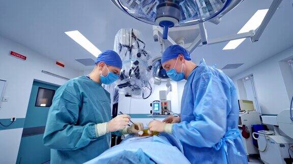 两名神经外科医生在手术室里为一名病人进行手术