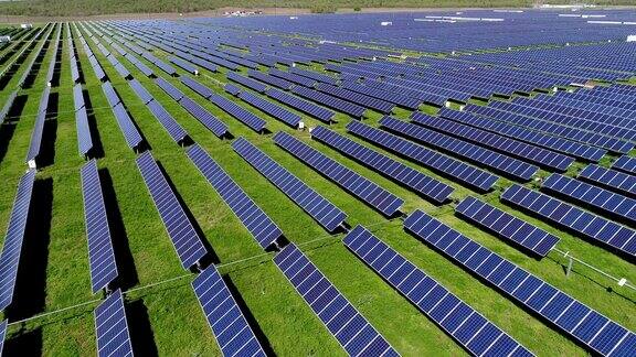低角度看下地平线无尽的太阳能电池板在清洁可再生发电厂