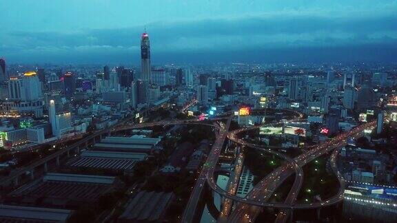 日落时的空中城市景观