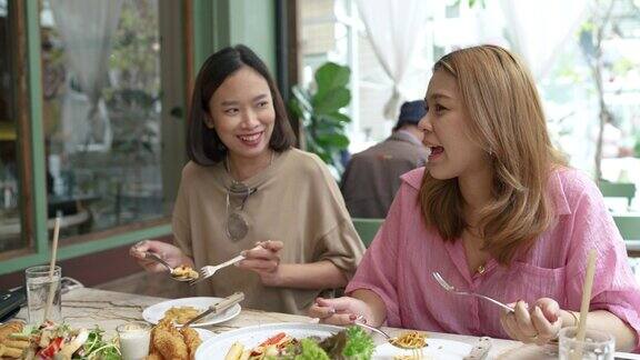 两个亚洲女人在当地一家融合烹饪餐厅吃午餐