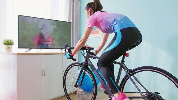 女人骑健身自行车