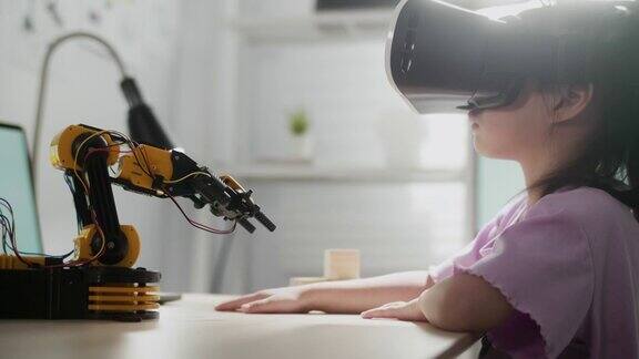 女孩戴着VR眼镜控制机器人手臂