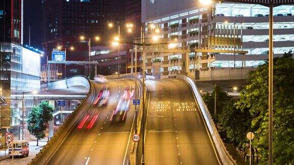 在香港市中心行驶的汽车