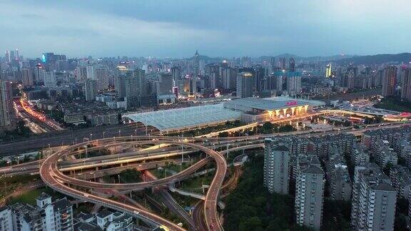夜景鸟瞰这座城市雄伟的立交桥