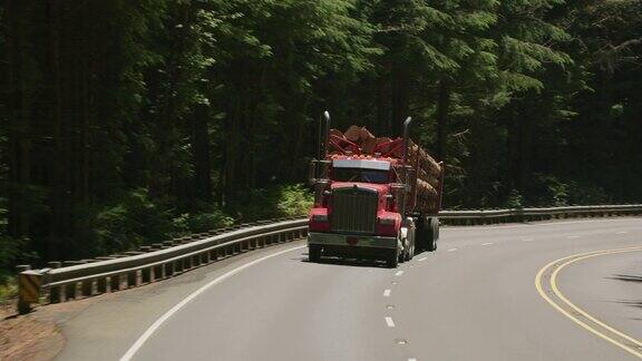 伐木卡车在俄勒冈州森林公路上行驶
