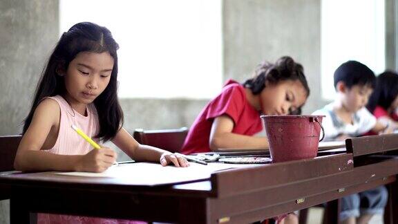 一群亚洲儿童学生在艺术教室绘画和自信在学校