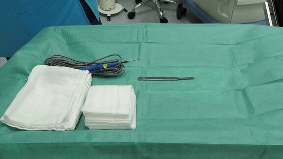 外科医生协助准备手术并把必要的医疗器械放在消毒台上