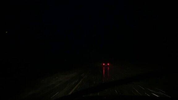在暴风雪的夜晚从一辆正在行驶的车辆前方拍摄