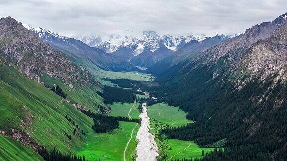 航拍新疆山区自然景观