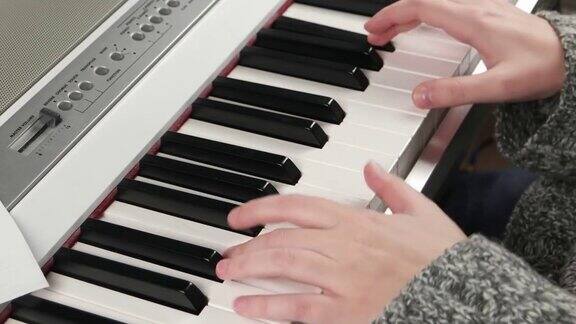 弹机电钢琴弹钢琴的女孩