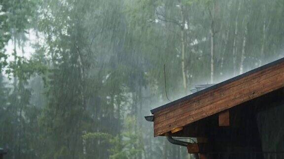 大雨倾泻在屋顶上